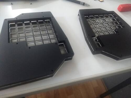 Ein Gehäuse für eine geteilte Tastatur, bei dem noch keine Schalter und Schrauben eingebaut sind